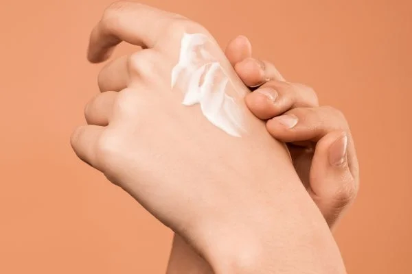 how to get tanning lotion off hands