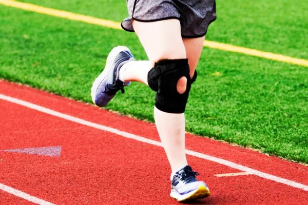 is it ok to wear a knee brace all day