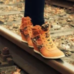 Can a Woman Wear Tan Shoes With Black Pants