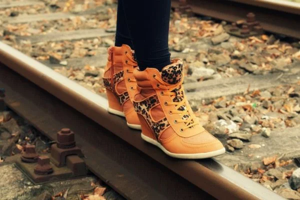 Can a Woman Wear Tan Shoes With Black Pants