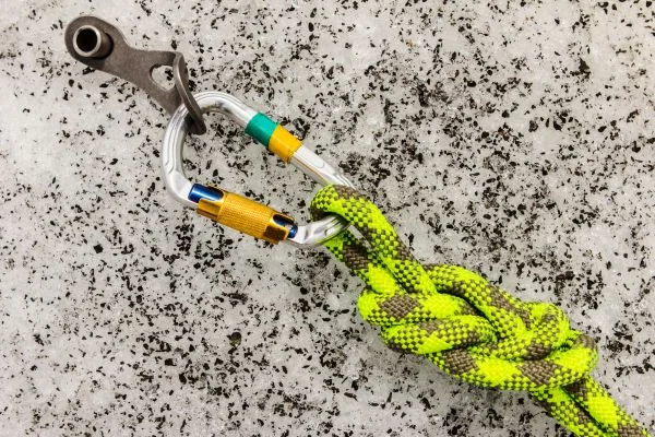 How To Tie Paracord To a Carabiner
