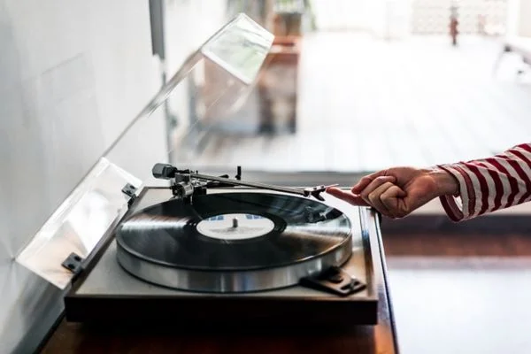 Do turntables need speakers