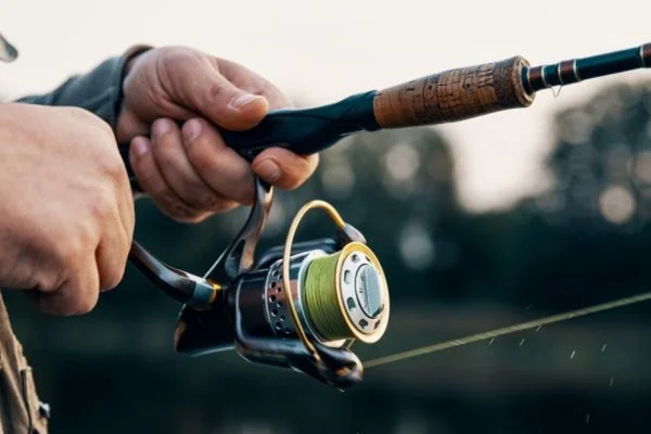 How to carry a fishing rod
