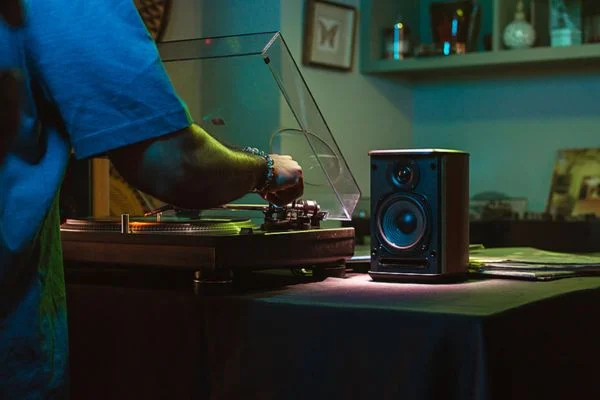 how to connect edifier speakers to turntable