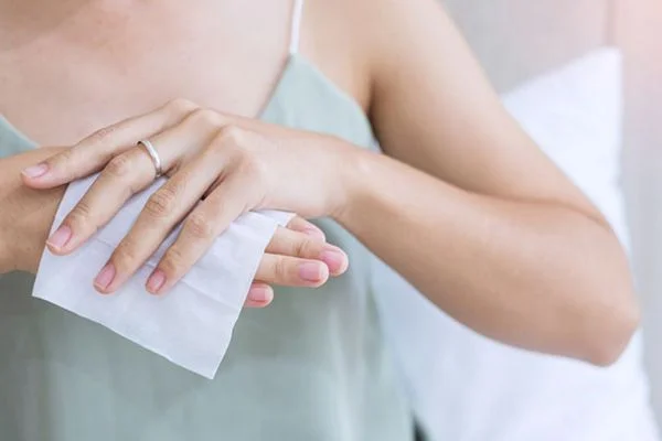 Can adults use baby wipes