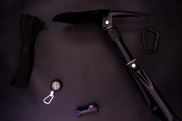 how to use folding shovel on camping trip